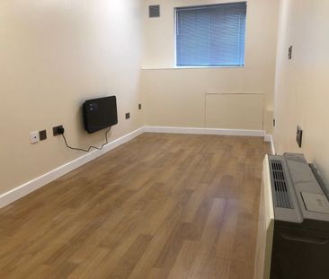 2 Bed Flat, Greenacre Gardens, E17 - Photo 2