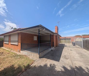 Three bedroom living with large garage - Photo 3