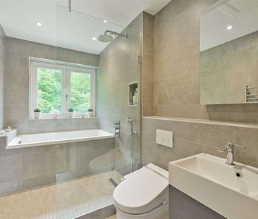 Impressive detached property in sought after private road. - Photo 6