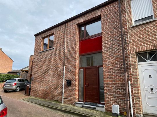 Gezellige rijwoning met terras, ideaal gelegen in een rustige eenrichtingsstraat in het centrum van Sterrebeek. - Photo 1