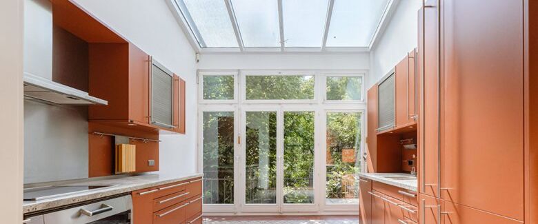 Einmalige 6,5-Zimmer-Altbau-Wohnung mit wunderschönem Garten und Doppelgarage in beliebter Lage - Photo 1