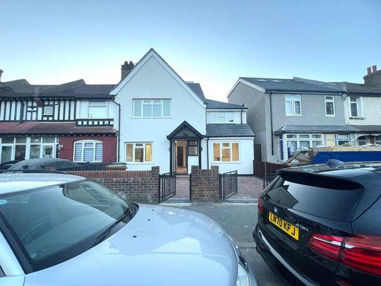 5 bedroom semi-detached house to rent - Photo 1