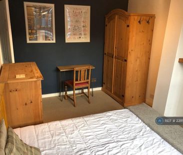 1 bedroom in a flat share to rent - Photo 3