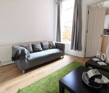 6 Bed Terraced House, Grange Avenue, RG6 - Photo 1