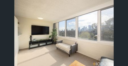 Sun filled 2 bedroom 2 bathroom penthouse apartment with city views and rooftop terrace! - Photo 2
