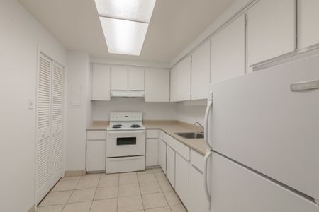 900 Rockland - Photo 2