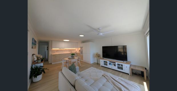 Fully renovated Furnished Beachfront Apartment 3months to 30 week lease available - Photo 1