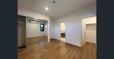 Elegant Townhouse Offering Comfort and Convenience - Photo 2