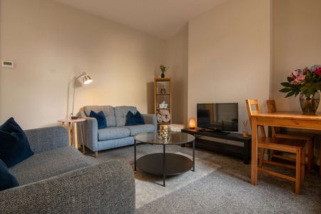 Just around the corner from the most popular student spots! - Photo 2