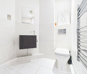 2 bedroom Flat in Elmhurst Court, Camberley - Photo 6