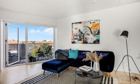 Lys 3 værelses bolig orienteret mod dagssolen. Mange m2 for pengene! Flot udsigt til natur. - Foto 2