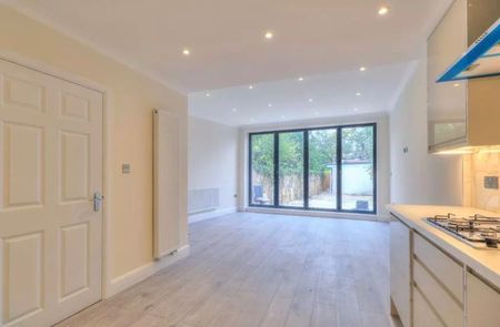 5 Bed Detached House, Queensbury Road, NW9 - Photo 2