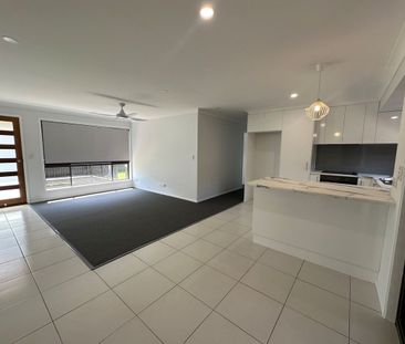 2/7 Burwood Court, Labrador, QLD 4215 - Photo 4