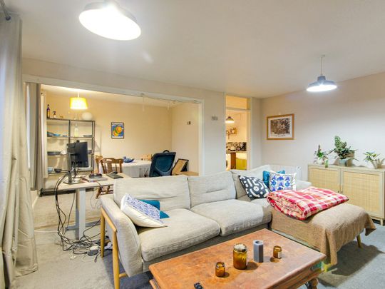 Flat to rent on - Photo 1