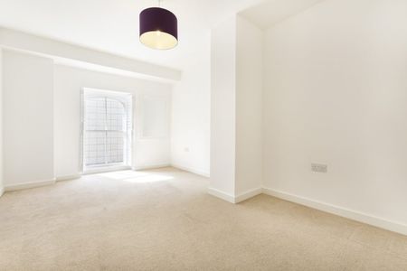 2 Bed Flat - Photo 3