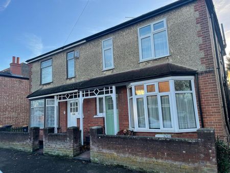 Available 3 Bed House - semi-detached - Photo 2
