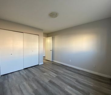 Darren Manor - Photo 1