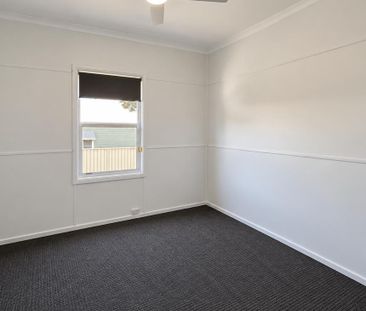 CHARMING THREE-BEDROOM HOME, BEAUTIFULLY REFRESHED THROUGHOUT - Photo 5
