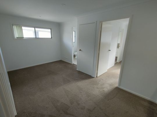 4 bedroom - 3 bathroom - 2 living area Townhouse available 10th August - Photo 1