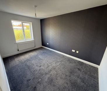 3 bed Town House - To Let - Photo 6