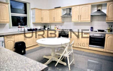 8 Bed - 26 Consort Terrace, Woodhouse, Leeds - LS3 1ET - Student - Photo 2