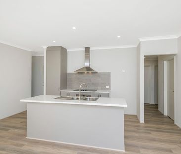 MODERN, STYLISH AND LOW MAINTENANCE 4 BEDROOM HOME! - Photo 6