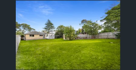 Bright and Spacious Family Home in a Sought-After Location - Photo 3