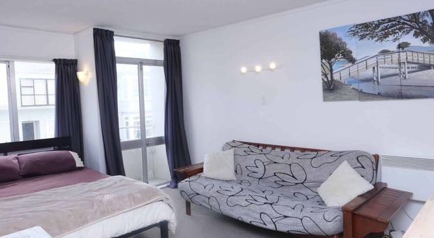 Ground Floor Studio Apartment – Prime Location - Photo 1