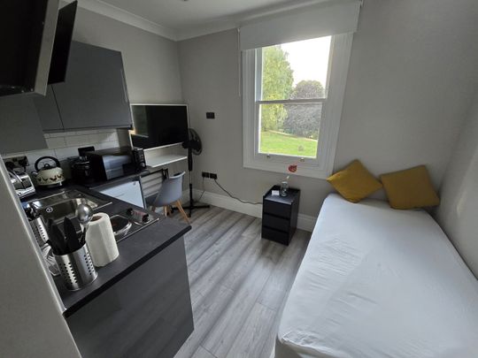 Studio Flat, Philbeach Gardens, SW5 - Photo 1