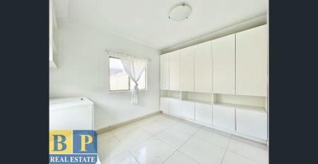 Warm home with one bedroom one bathroom granny flat with a spacious and nice back yard - Photo 4