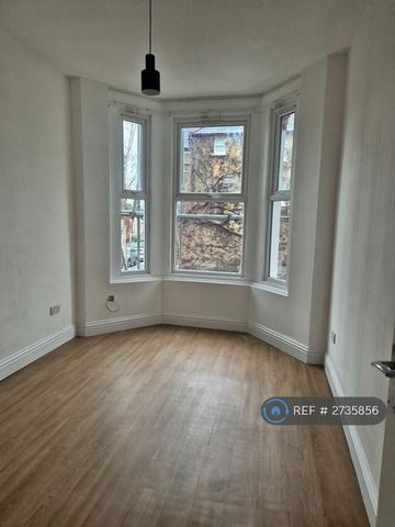 3 bedroom flat to rent - Photo 4