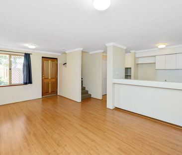 WELL PRESENTED PENINSULA TOWNHOUSE - Photo 3