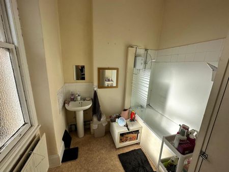 4 bedroom flat to rent - Photo 2