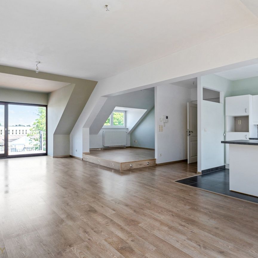 Centraal gelegen 2 slpk. appt. met gar. en terras. Vrij vanaf 15/03/2026 - Foto 1