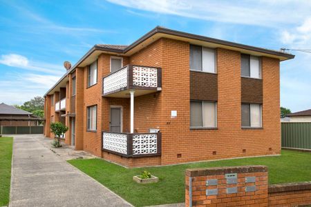 Three bedroom ground floor unit - Photo 5