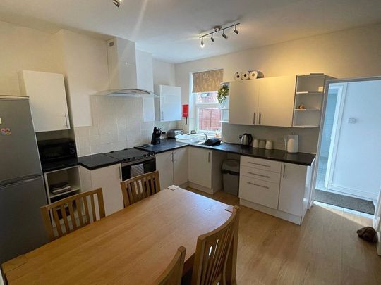 4 bedroom terraced house to rent - Photo 1