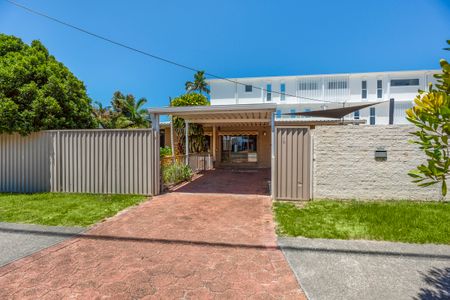 2/1 Rosalind Avenue, Paradise Point QLD 4216 - Photo 4