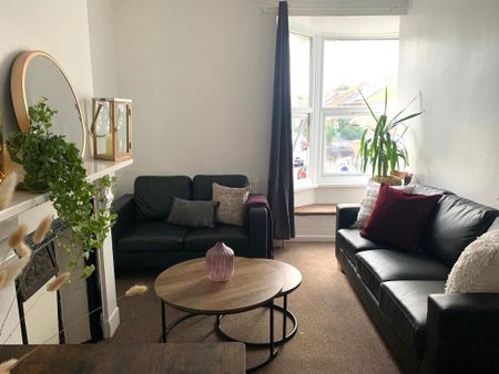 4 bedroom flat to rent - Photo 2
