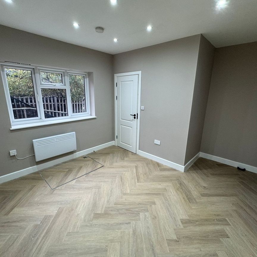 2 Bed Bungalow, High Road, N12 - Photo 1