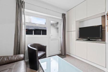 1 bedroom in a house share to rent - Photo 2