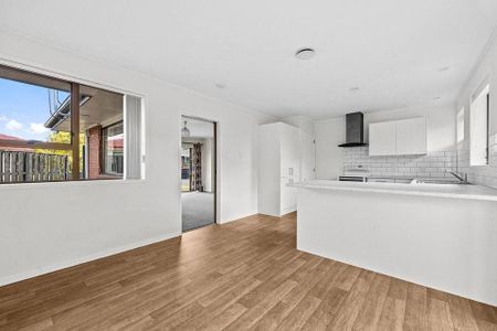 Charming 3BR Te Atatu South Haven! - Photo 2