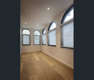 FIRST TIME OFFERED – NEWLY RENOVATED AND FURNISHED LUXURY RESIDENCE... - Photo 1
