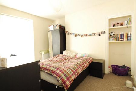 3 bedroom flat to rent - Photo 5