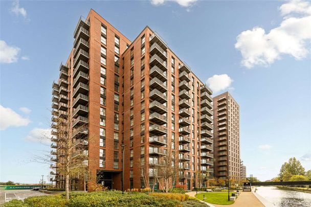 Discover modern waterside living in this one-bedroom apartment located in Waterview House, part of the exciting new Grand Union development. - Photo 1