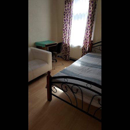Room in a Shared House, Lawrence Road, E6 - Photo 3