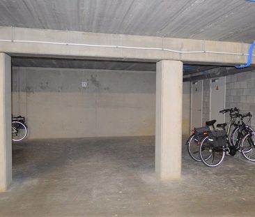 Gelijkvloers appartement met 2 slaapkamers, terras en garage - Photo 1