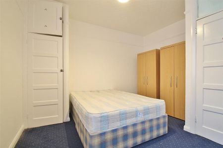 3 bedroom flat to rent - Photo 2