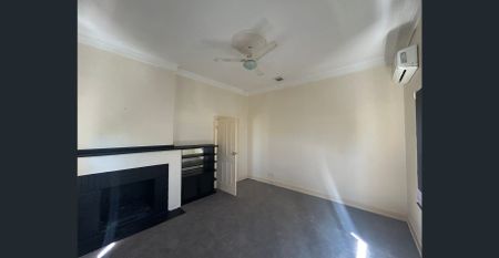 LARGE FAMILY HOME - Photo 2