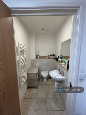 1 bedroom in a flat share to rent - Photo 5