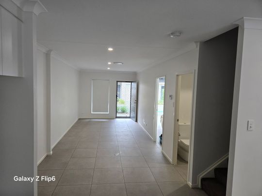 GREAT LOCATION, NEWLY CONSTRUCTED, LUXURY, ULTRA MODERN 4 Bedroom ,2 Bathroom Townhouses Renting in Runcorn - Photo 1